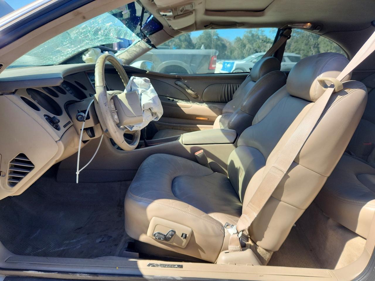 1997 Buick Riviera White vin: 1G4GD2215V4701133
