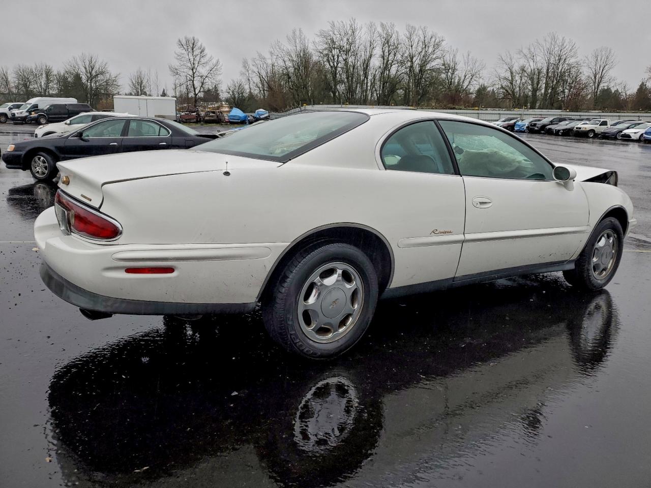 1997 Buick Riviera White vin: 1G4GD2218V4707654