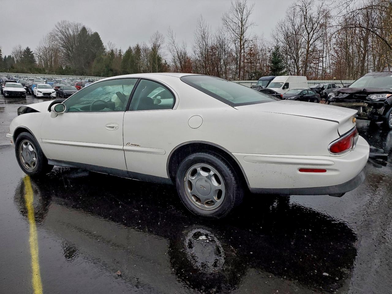 1997 Buick Riviera White vin: 1G4GD2218V4707654