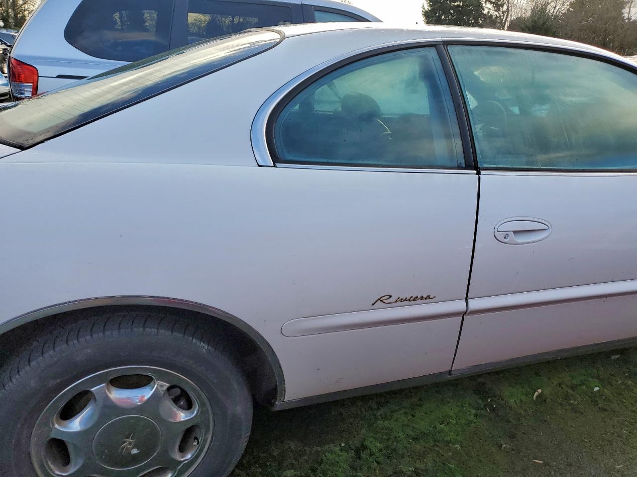 1997 Buick Riviera White vin: 1G4GD2218V4707654