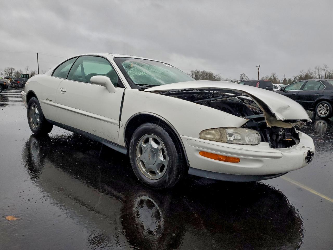 1997 Buick Riviera White vin: 1G4GD2218V4707654