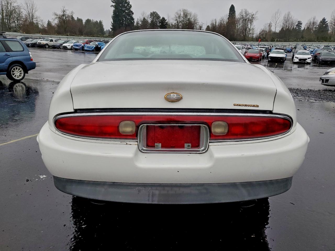 1997 Buick Riviera White vin: 1G4GD2218V4707654