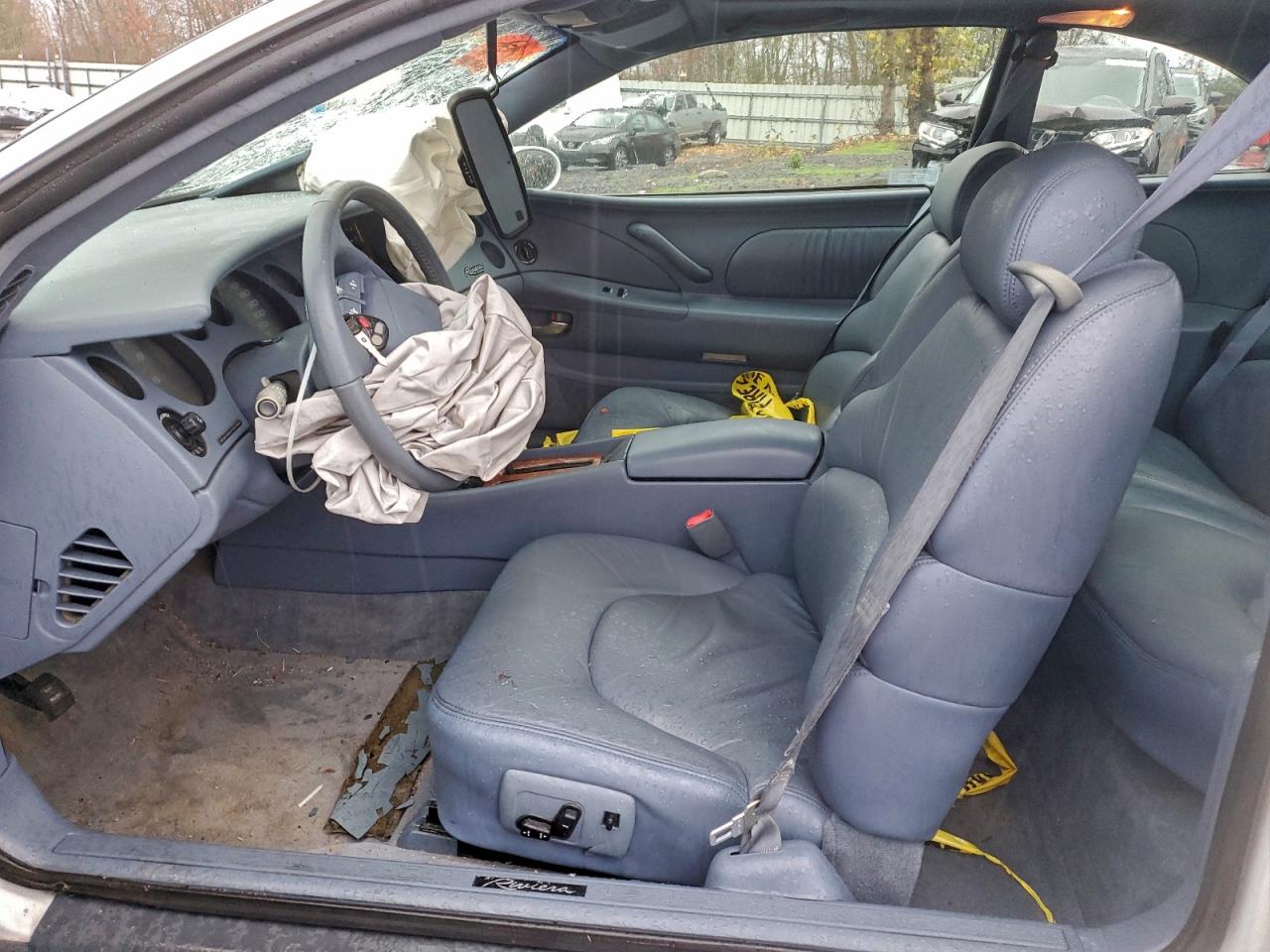 1997 Buick Riviera White vin: 1G4GD2218V4707654