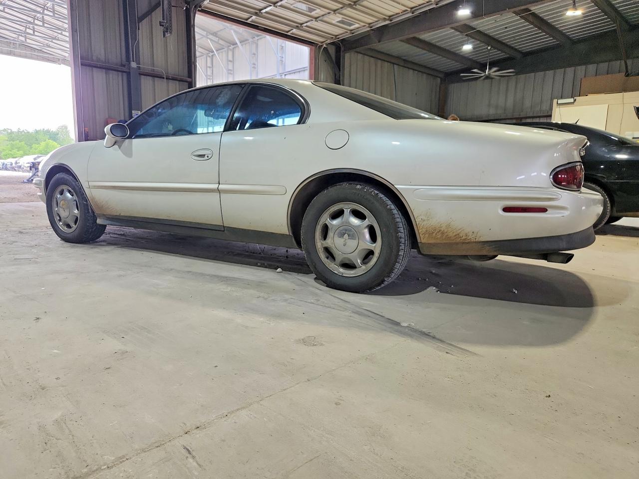 1997 Buick Riviera Белый vin: 1G4GD2218V4712577