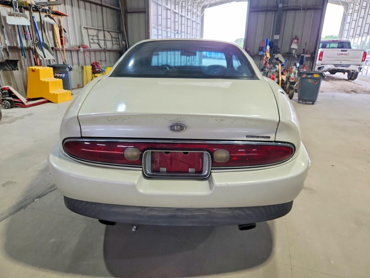 1997 Buick Riviera Белый vin: 1G4GD2218V4712577