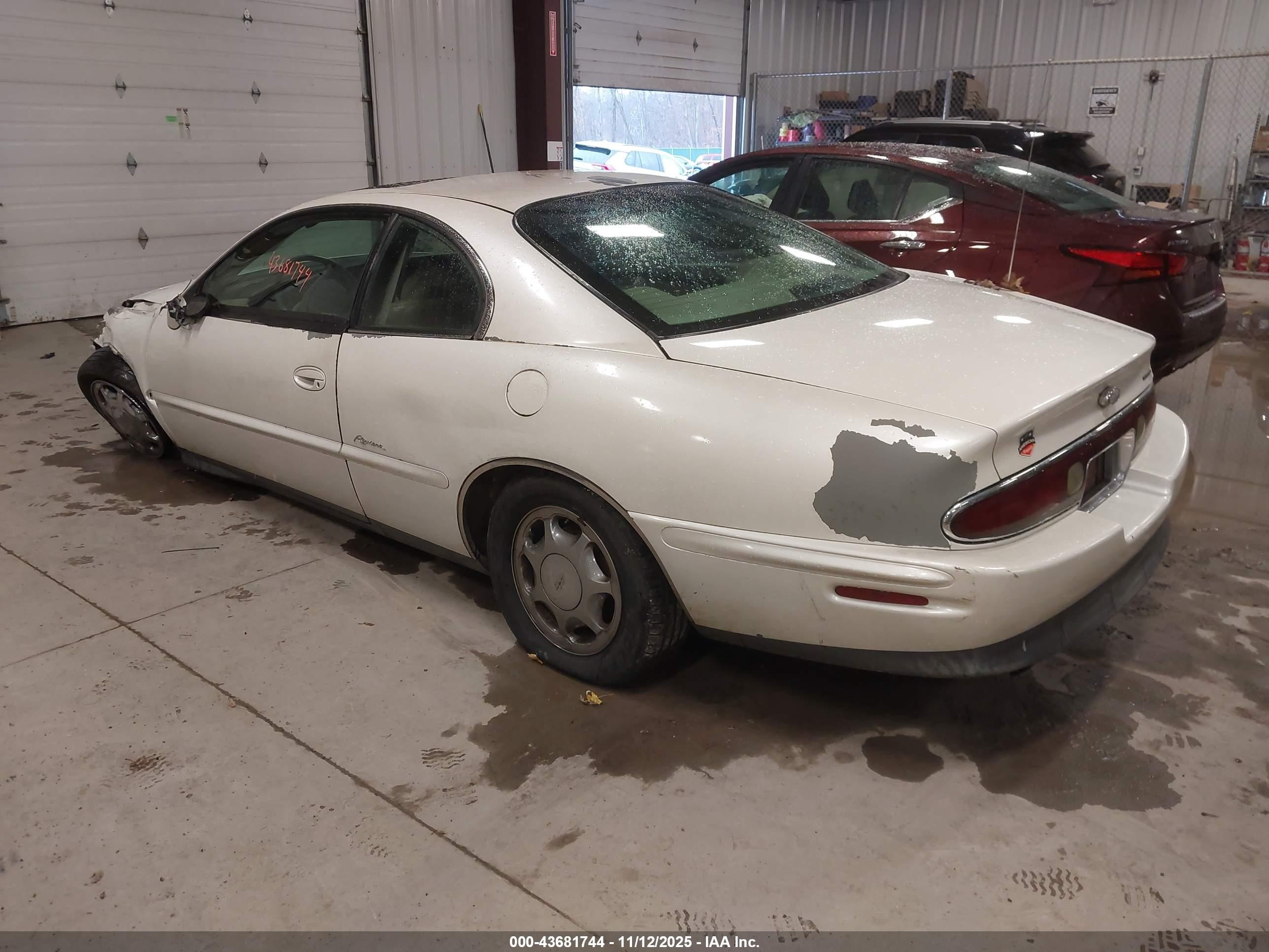 1997 Buick Riviera   White vin: 1G4GD2218V4715463