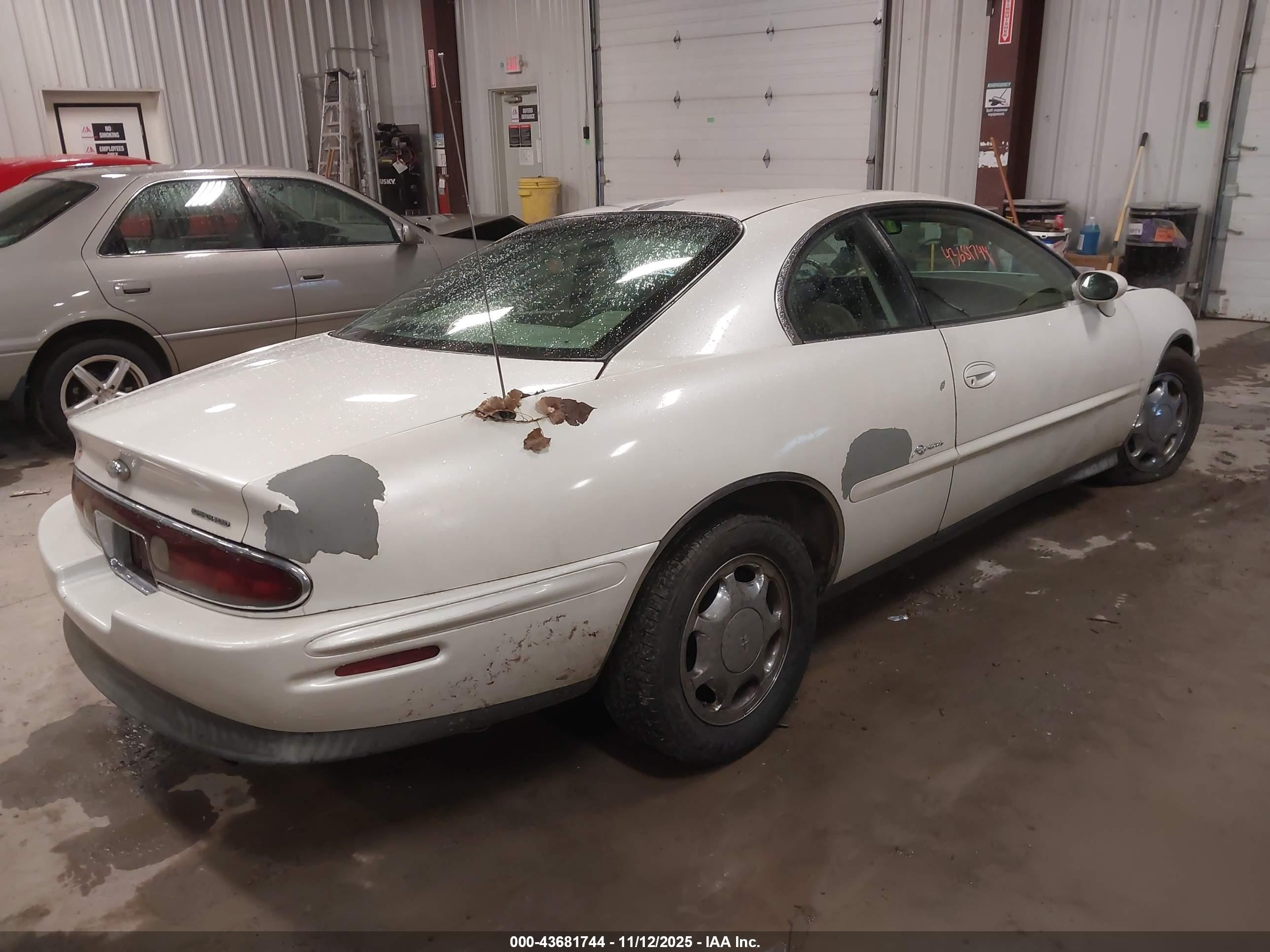 1997 Buick Riviera   White vin: 1G4GD2218V4715463