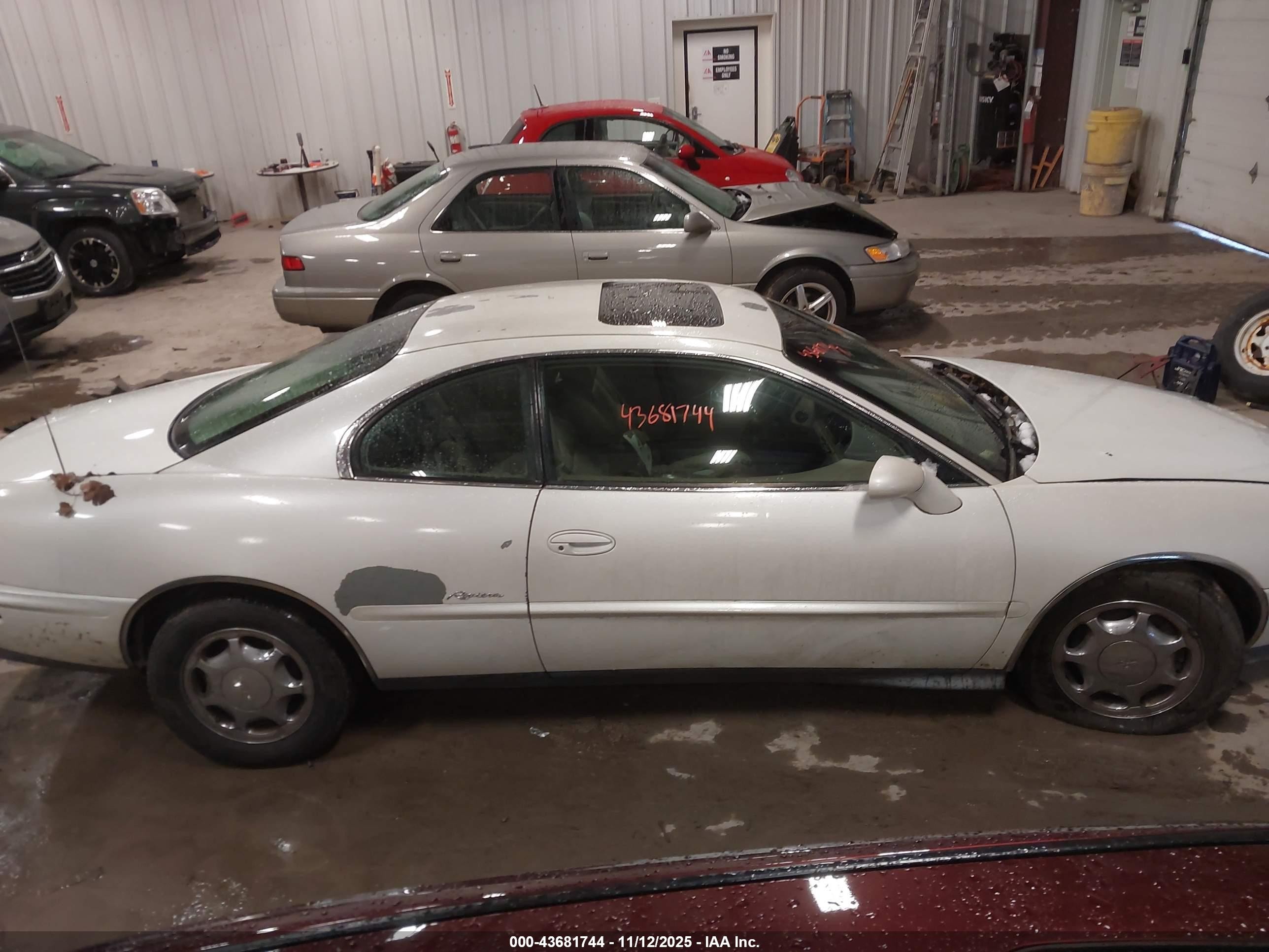 1997 Buick Riviera   White vin: 1G4GD2218V4715463