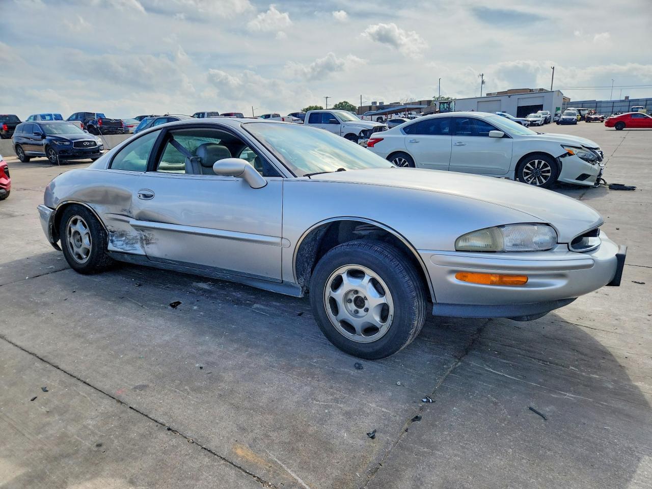 1999 Buick Riviera Серебряный vin: 1G4GD2218X4702053