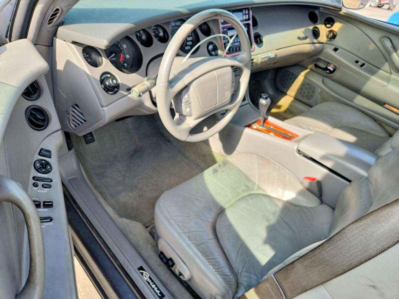 1999 Buick Riviera Серебряный vin: 1G4GD2218X4702053