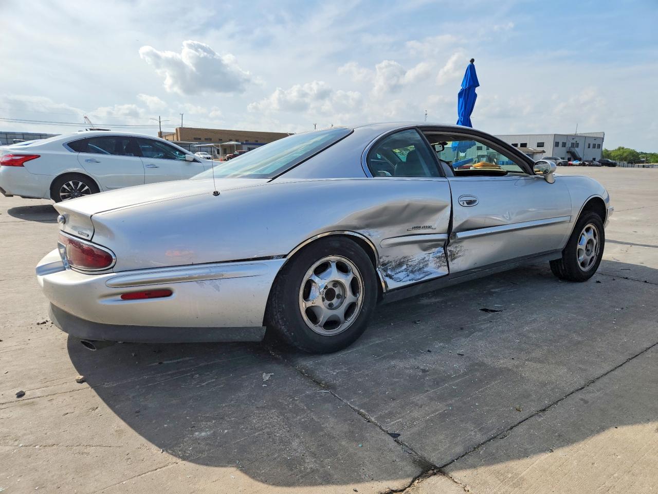 1999 Buick Riviera Серебряный vin: 1G4GD2218X4702053