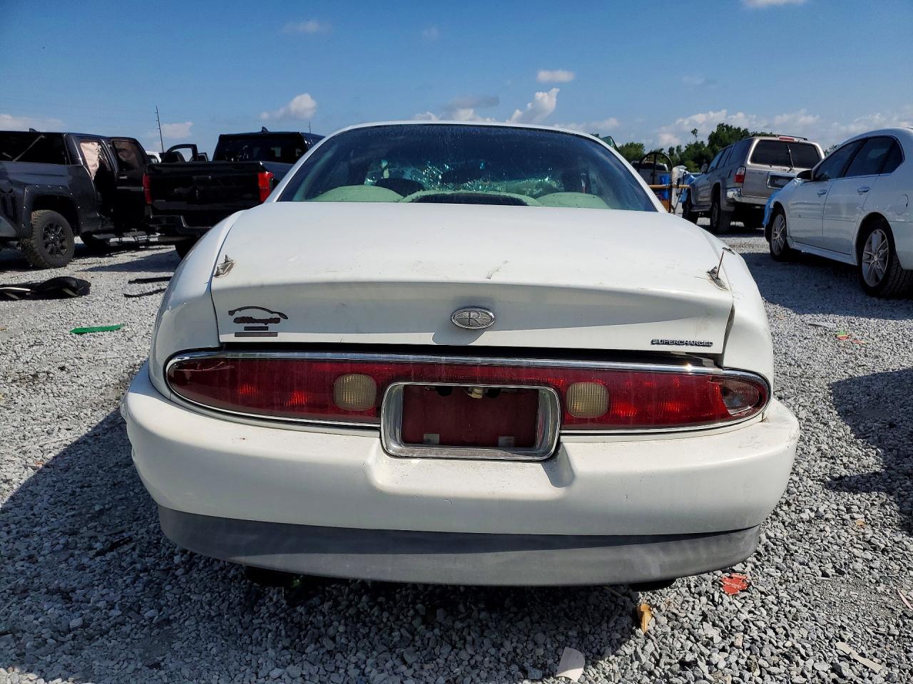 1998 Buick Riviera Silver vin: 1G4GD221XW4700710