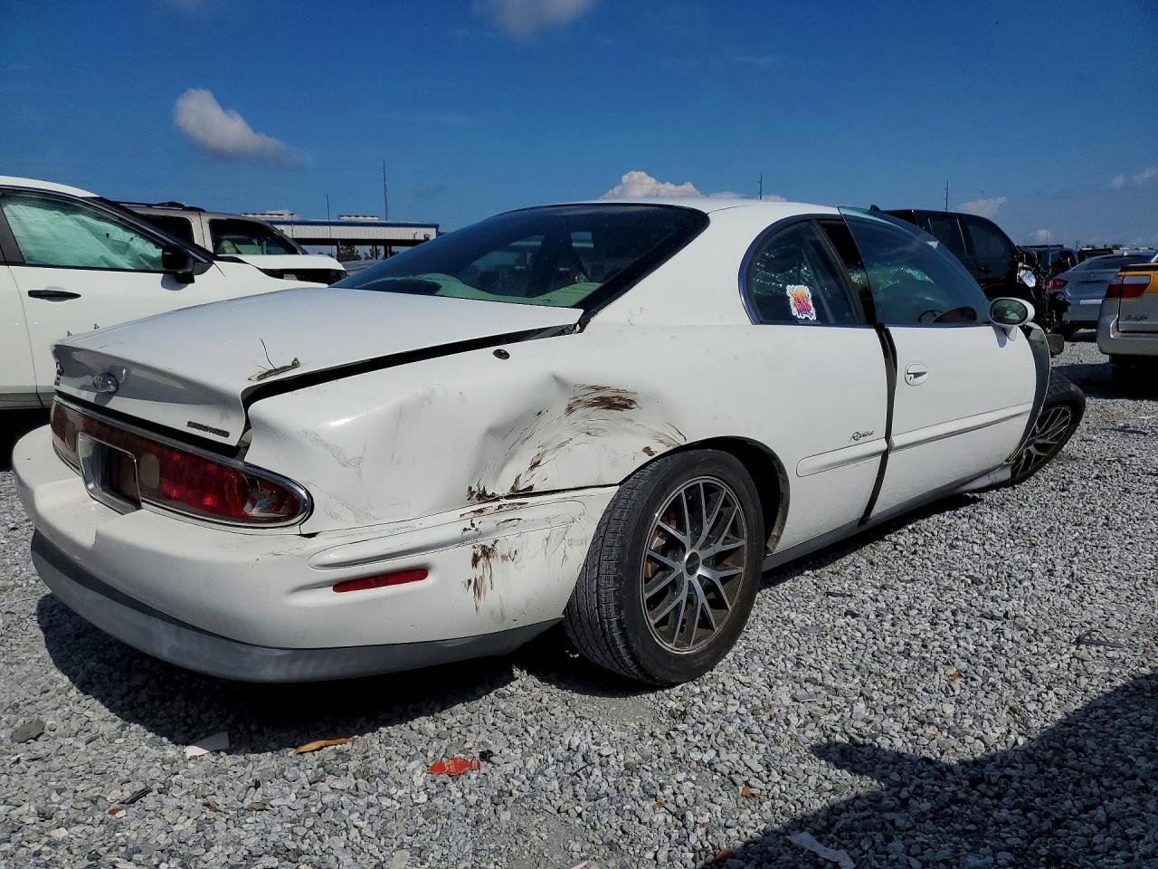 1998 Buick Riviera Silver vin: 1G4GD221XW4700710