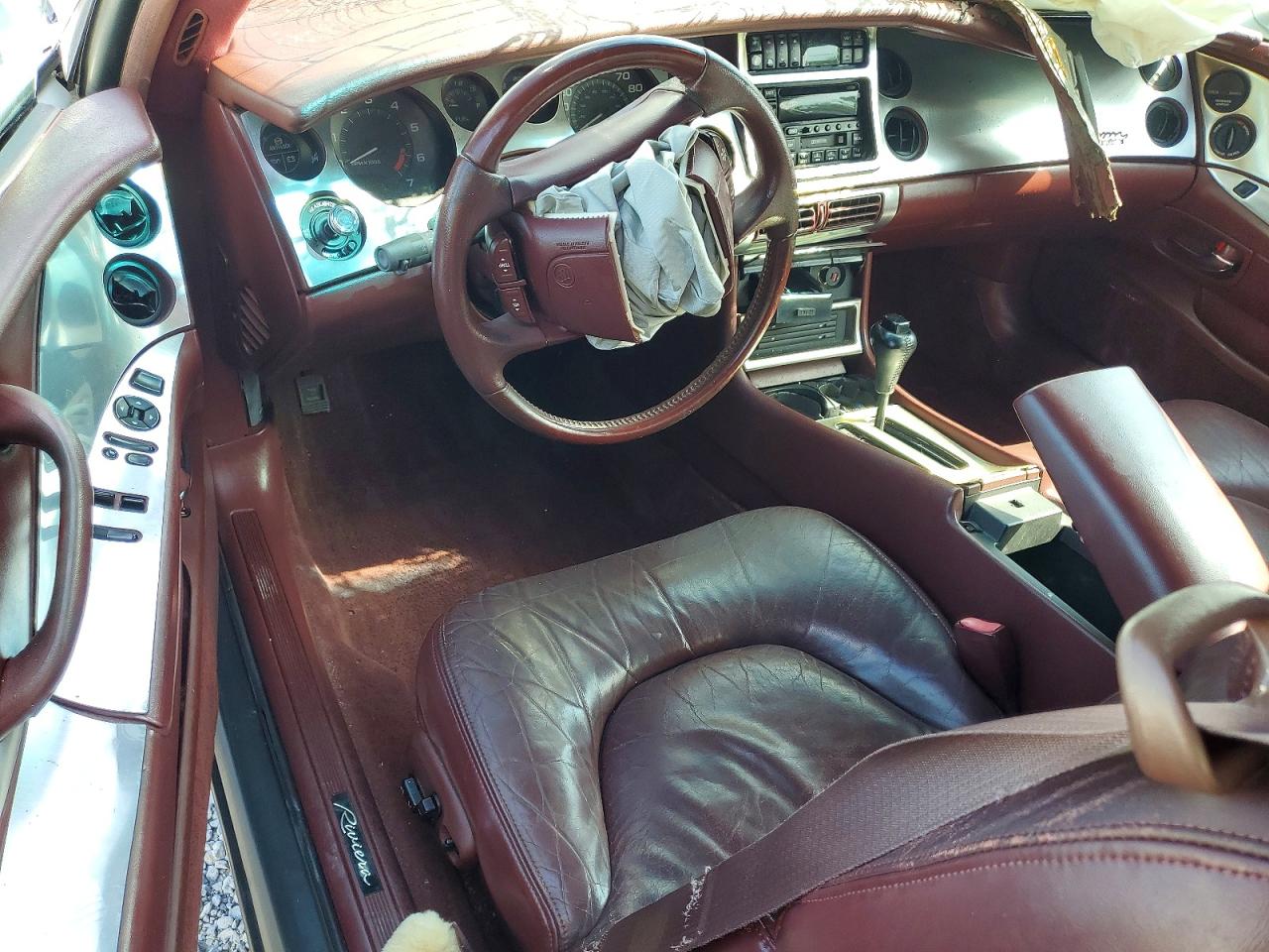 1998 Buick Riviera Silver vin: 1G4GD221XW4700710