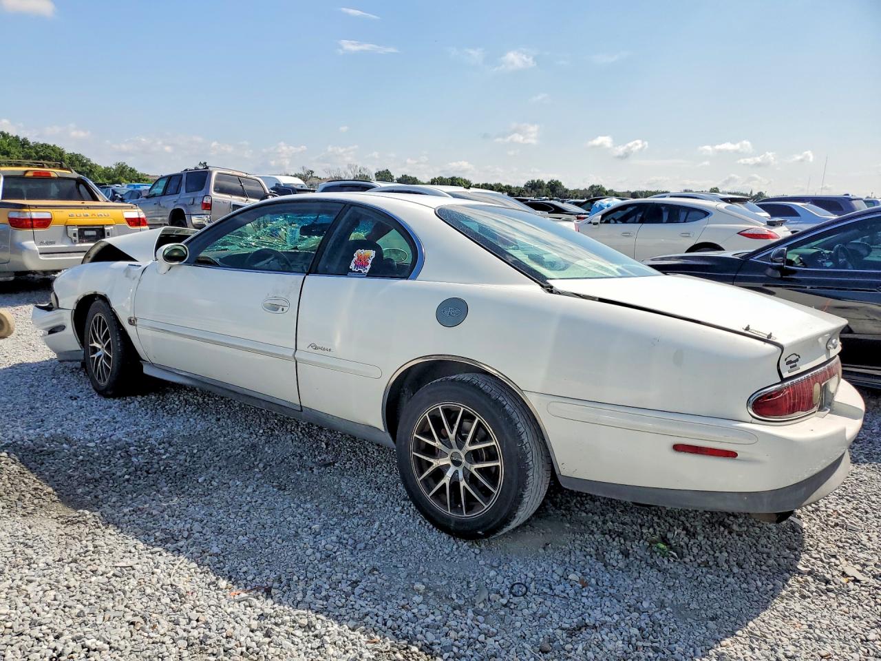 1998 Buick Riviera Silver vin: 1G4GD221XW4700710