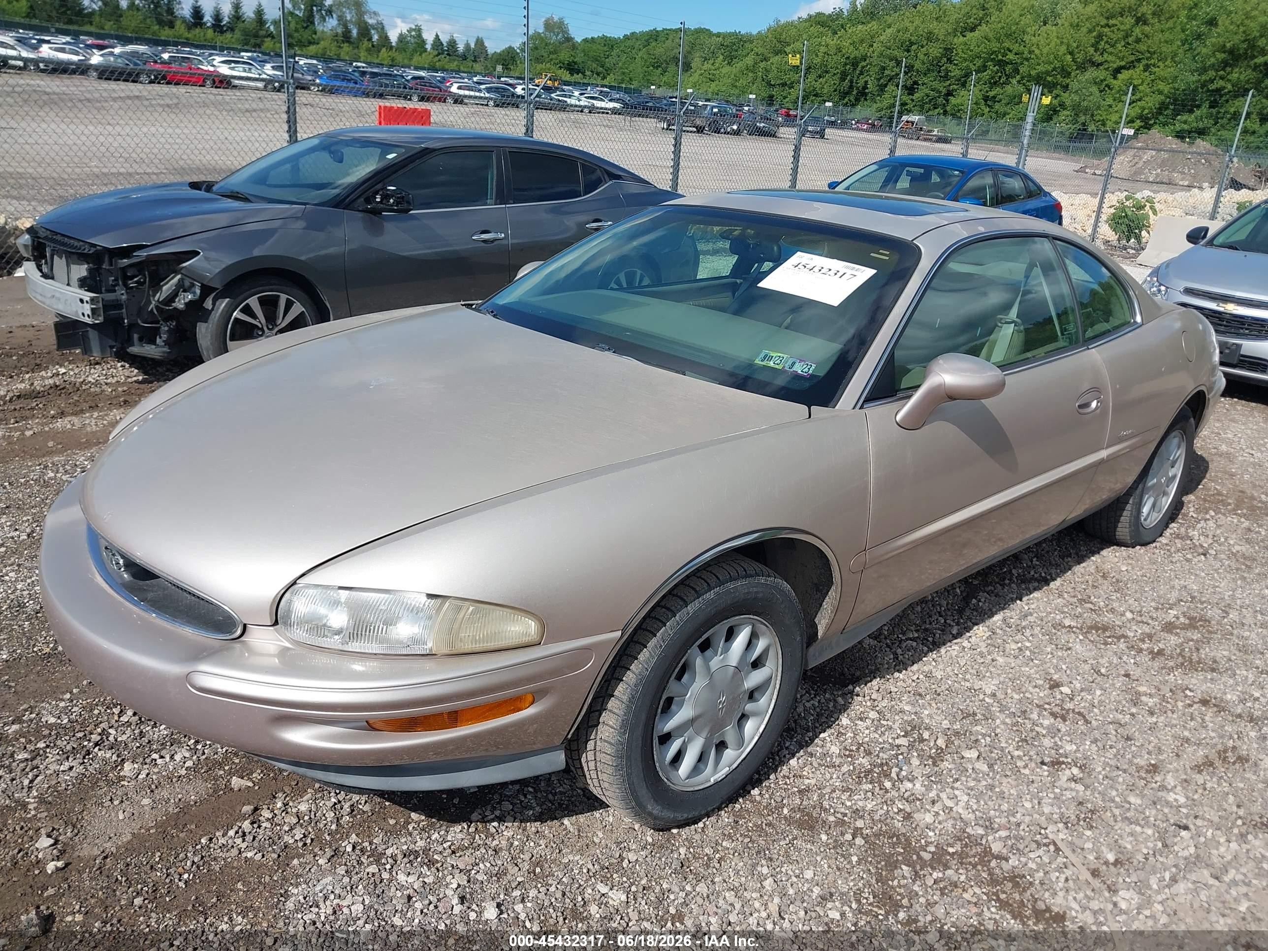 1998 Buick Riviera   Gold vin: 1G4GD221XW4707222