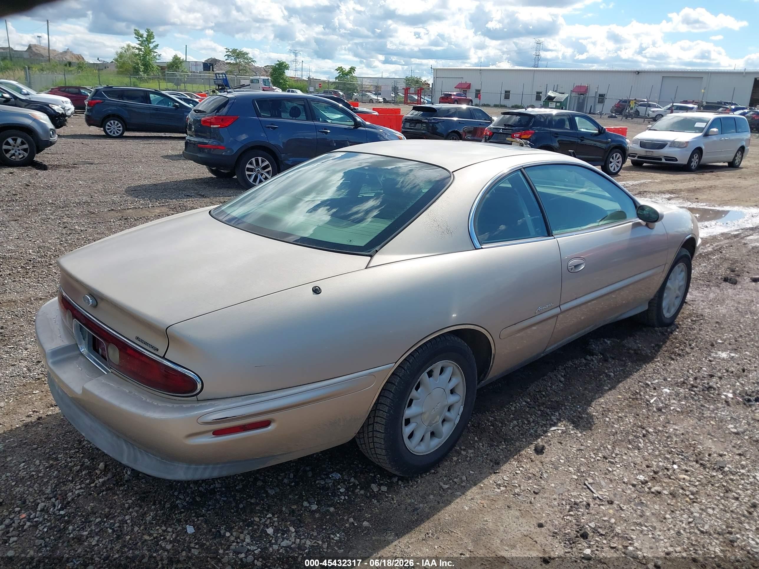 1998 Buick Riviera   Gold vin: 1G4GD221XW4707222