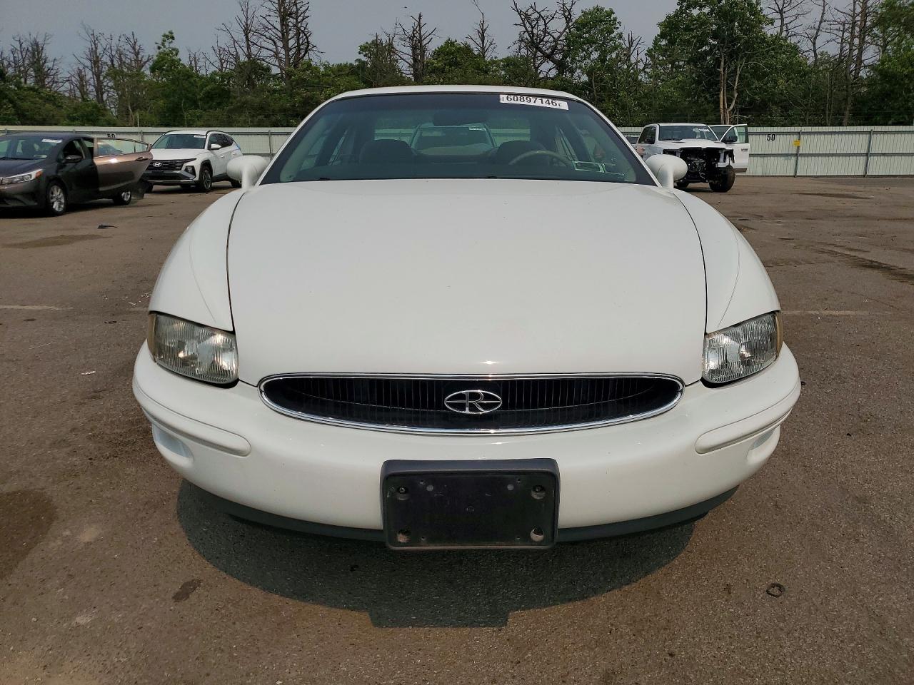 1995 Buick Riviera White vin: 1G4GD22K0S4717888