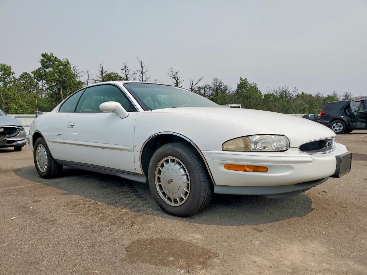 1995 Buick Riviera White vin: 1G4GD22K0S4717888