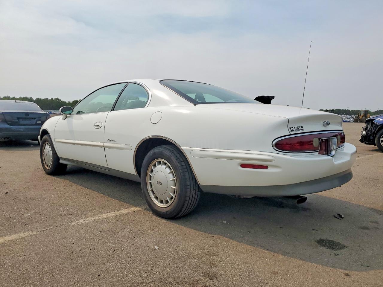 1995 Buick Riviera White vin: 1G4GD22K0S4717888