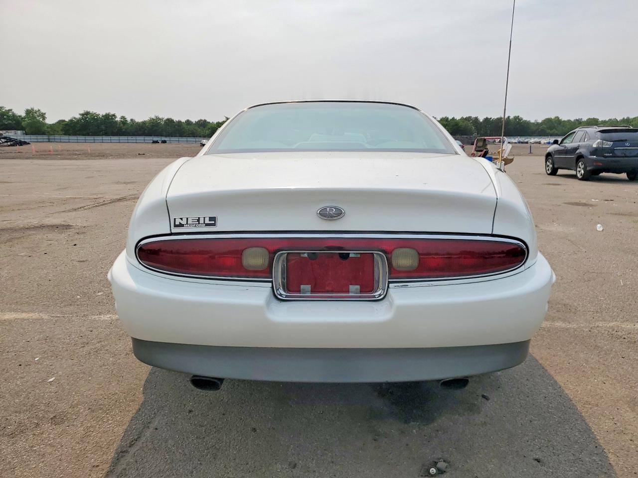 1995 Buick Riviera White vin: 1G4GD22K0S4717888