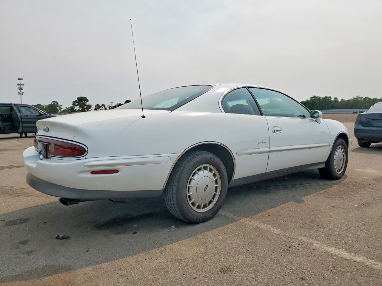 1995 Buick Riviera White vin: 1G4GD22K0S4717888