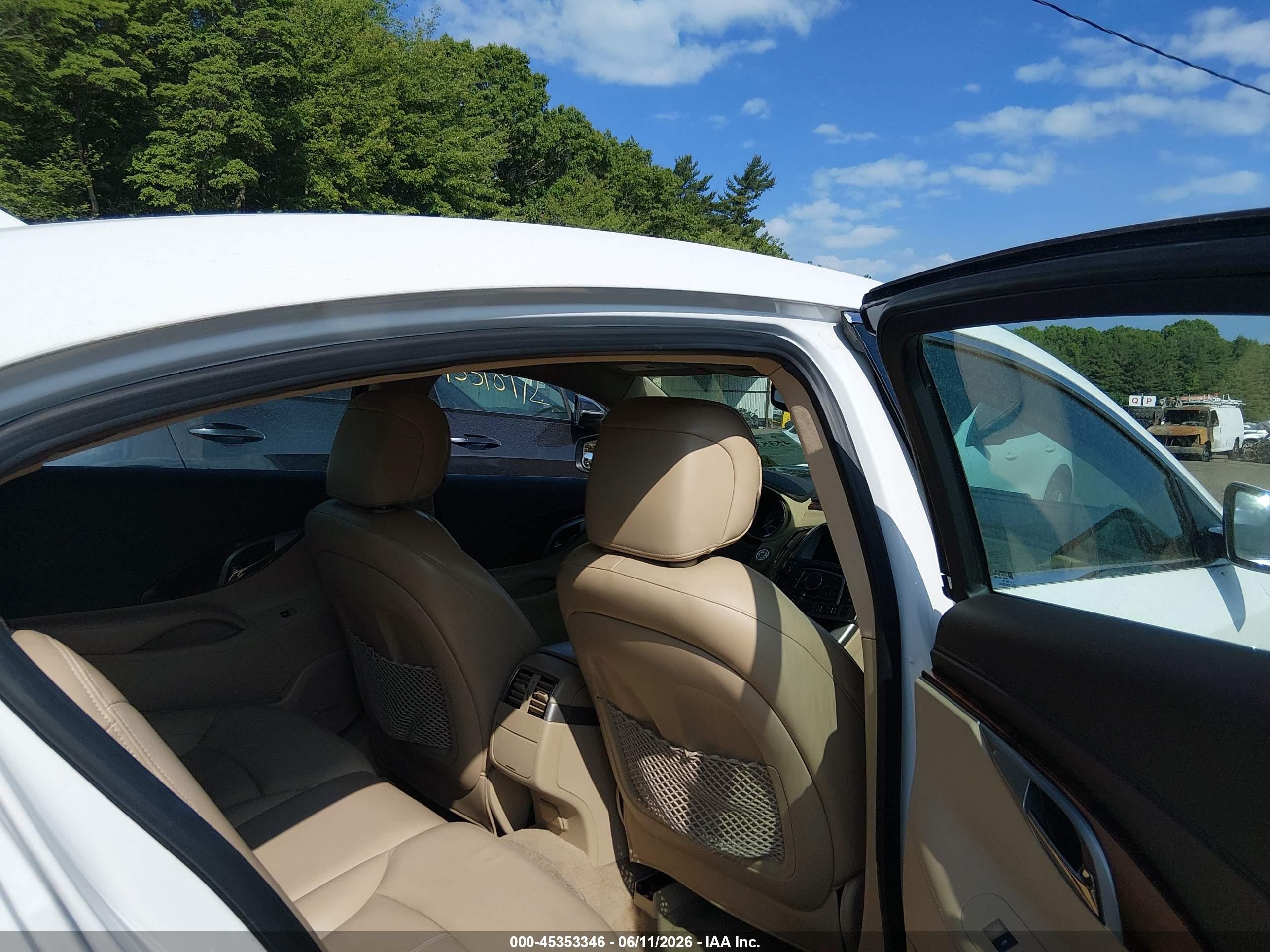 2010 Buick Lacrosse Cxl White vin: 1G4GD5GG2AF132061