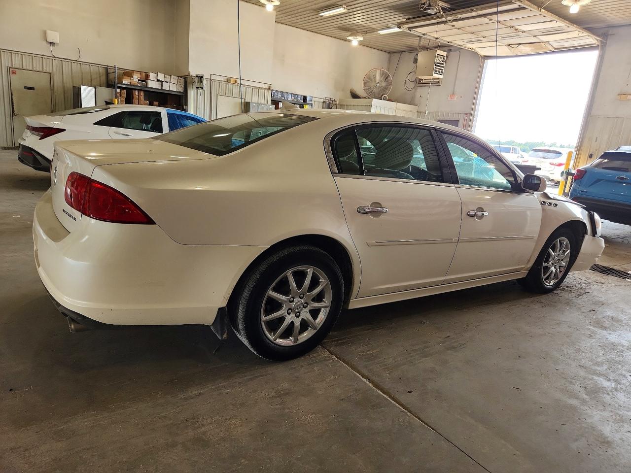 2011 Buick Lucerne Cx White vin: 1G4HA5EM2BU121869
