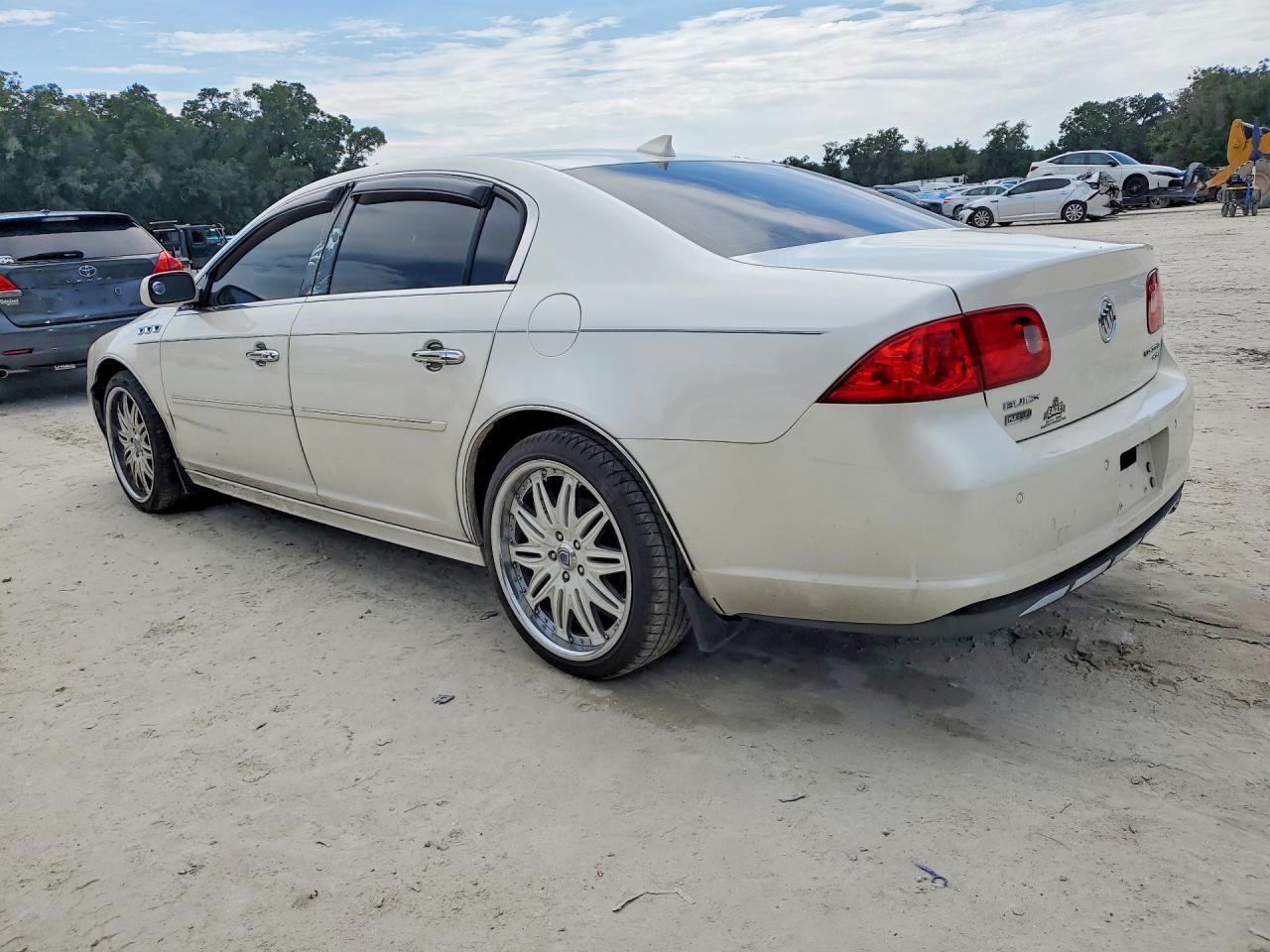 2011 Buick Lucerne Cxl White vin: 1G4HC5EM2BU120179