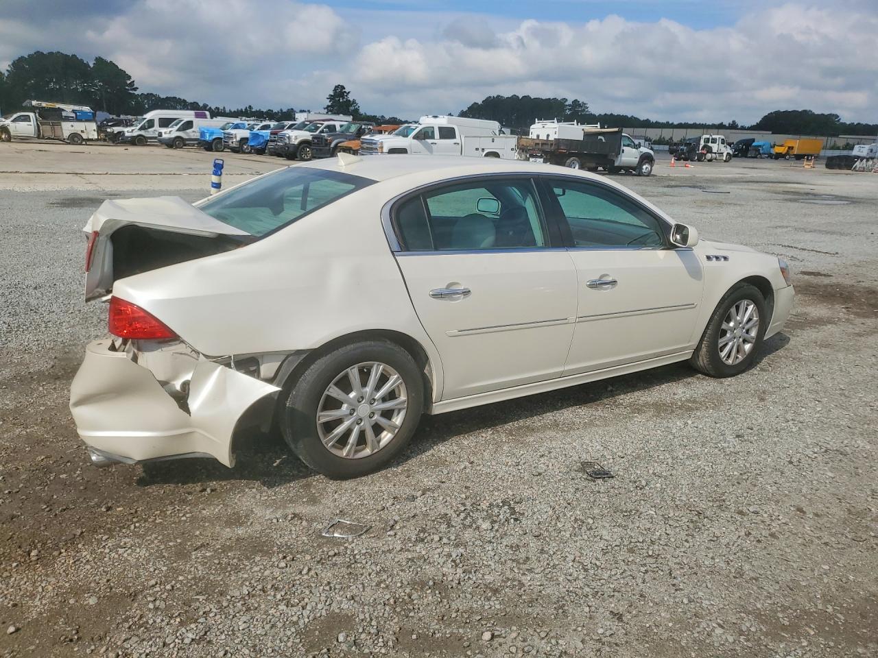 2011 Buick Lucerne White vin: 1G4HC5EMXBU104389