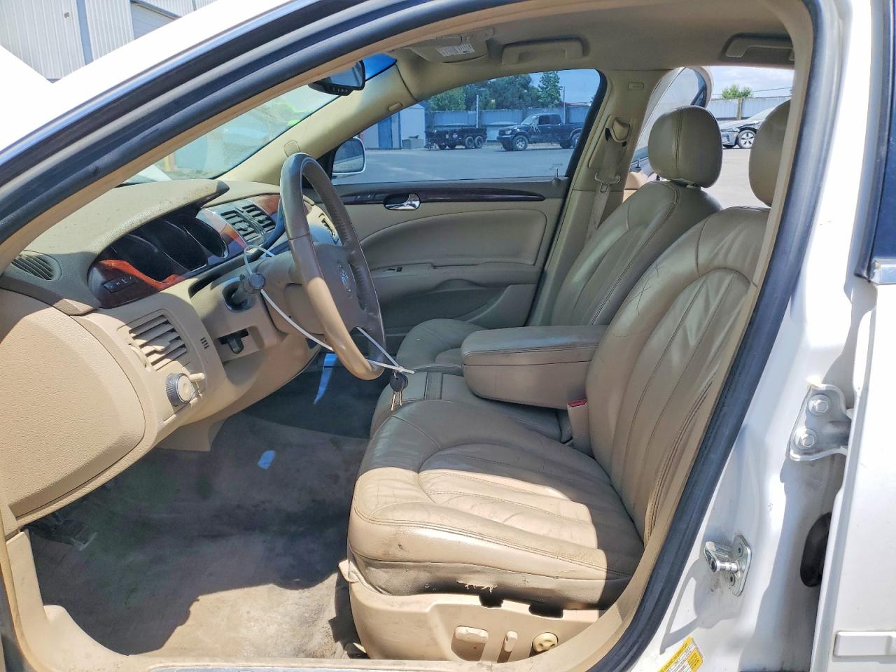 2006 Buick Lucerne White vin: 1G4HD57206U236673
