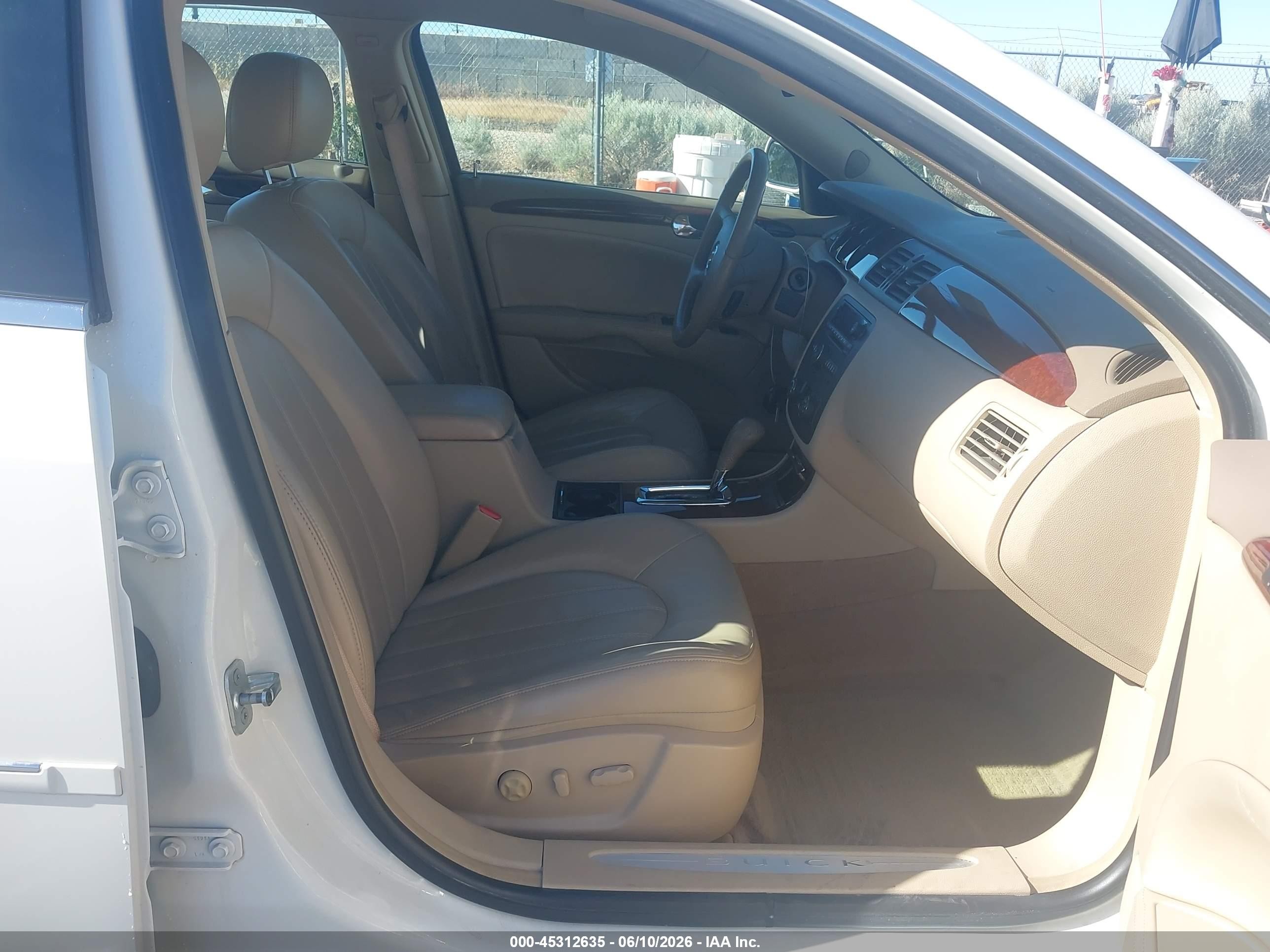 2006 Buick Lucerne Cxs White vin: 1G4HE57Y06U136557