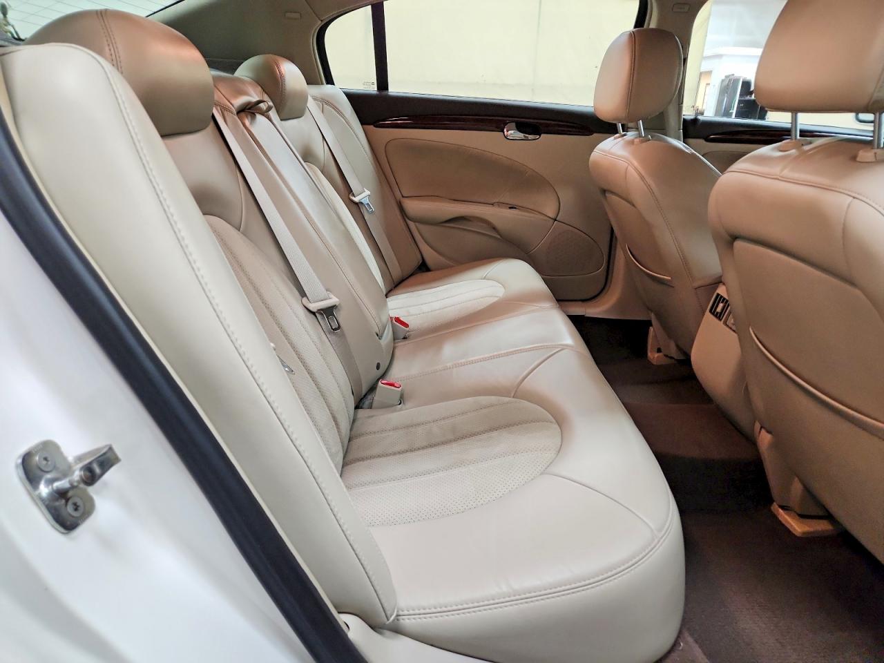 2008 Buick Lucerne Super Series White vin: 1G4HF57968U210220