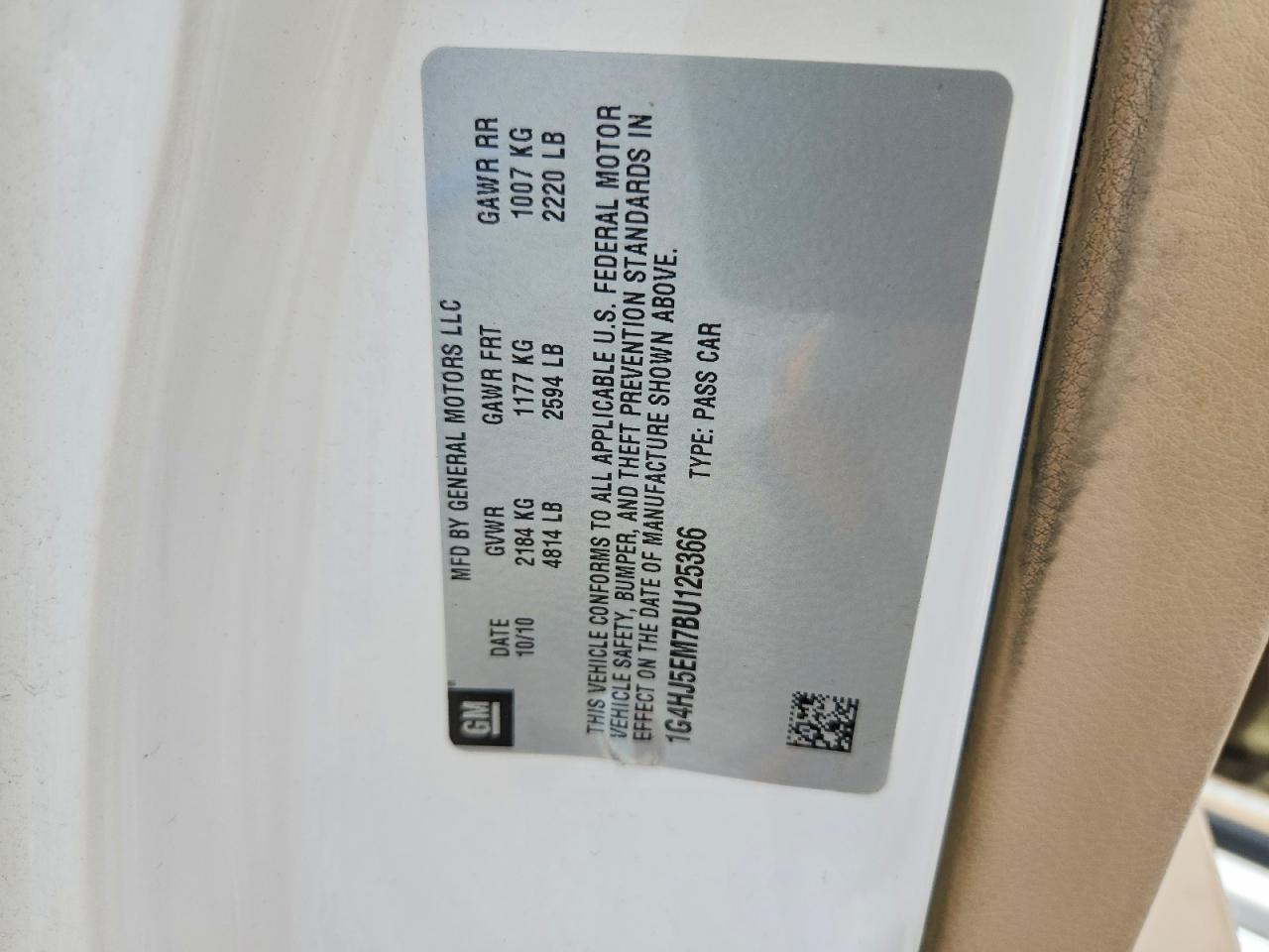 2011 Buick Lacerne Cream vin: 1G4HJ5EM7BU125366