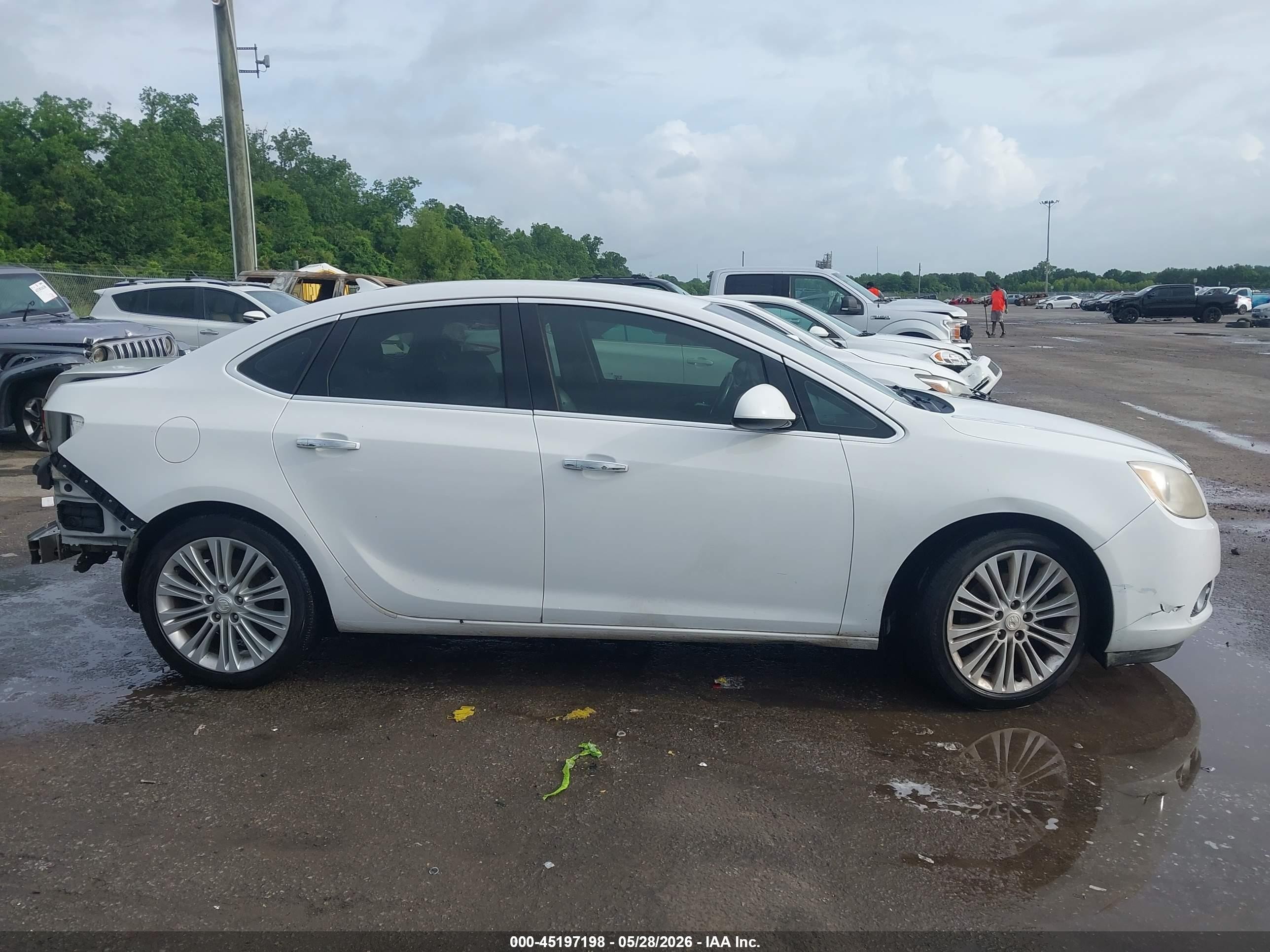 2013 Buick Verano   White vin: 1G4PP5SK3D4238554