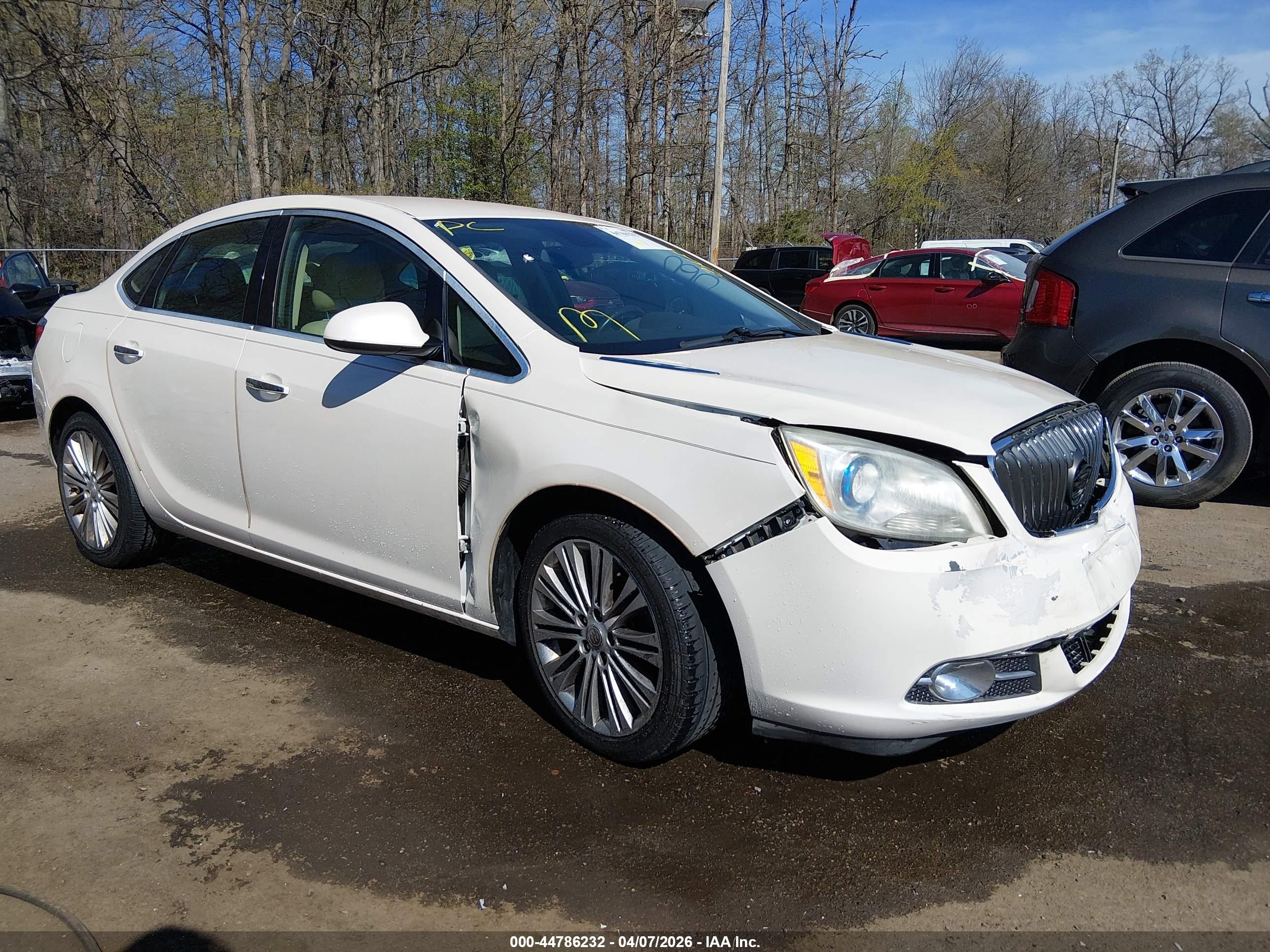 2013 Buick Verano   White vin: 1G4PP5SK3D4254544