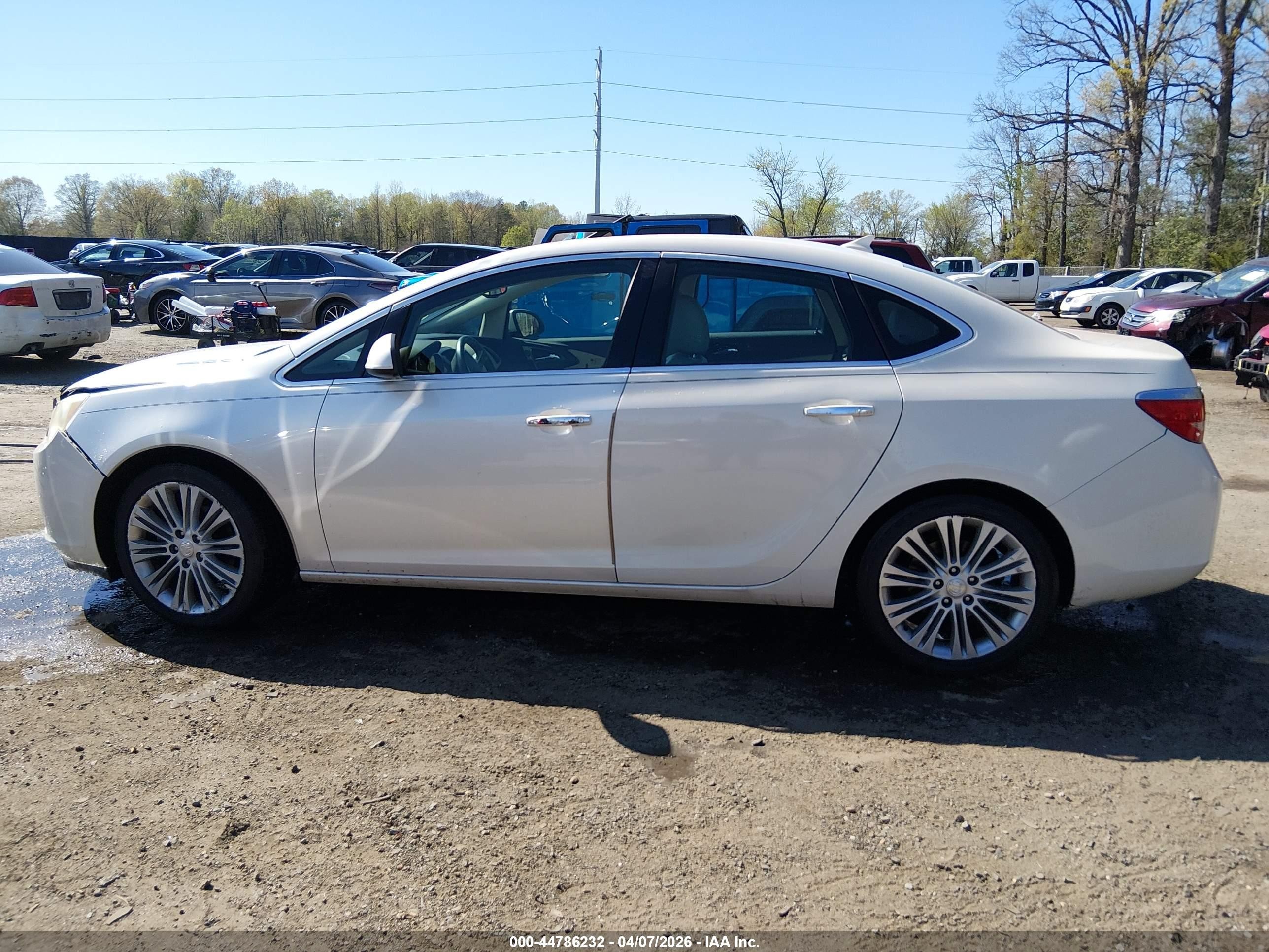 2013 Buick Verano   Белый vin: 1G4PP5SK3D4254544