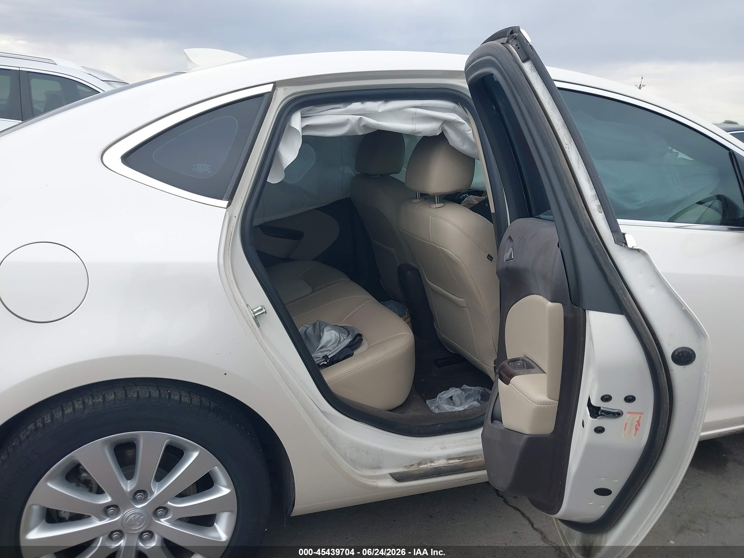 2015 Buick Verano   Белый vin: 1G4PP5SK4F4148199