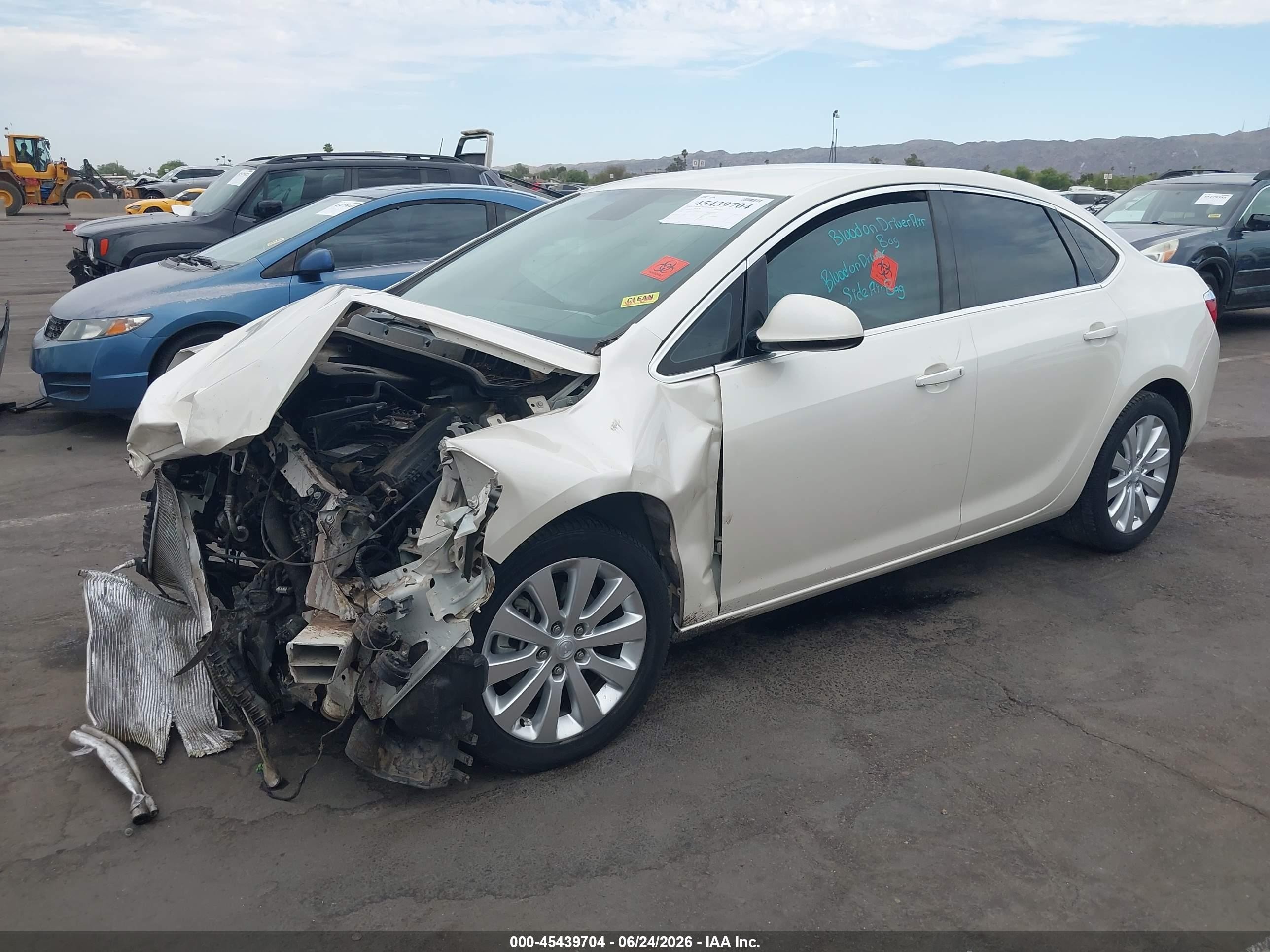 2015 Buick Verano   Белый vin: 1G4PP5SK4F4148199