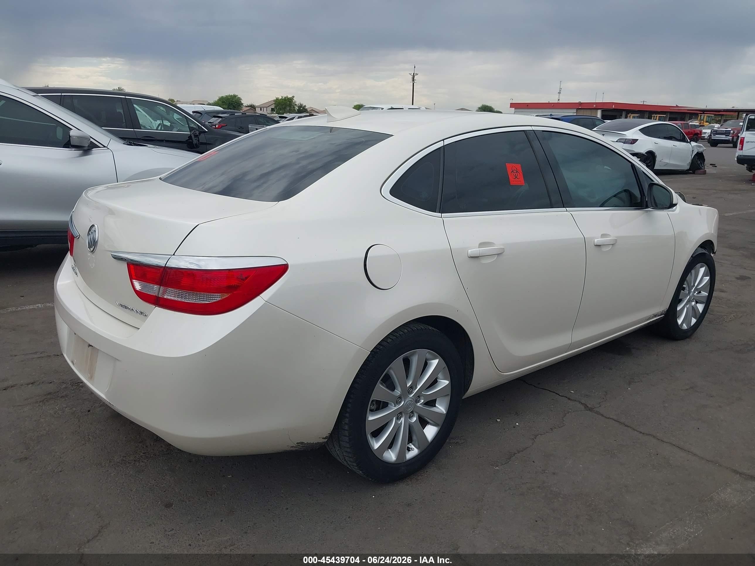 2015 Buick Verano   Белый vin: 1G4PP5SK4F4148199