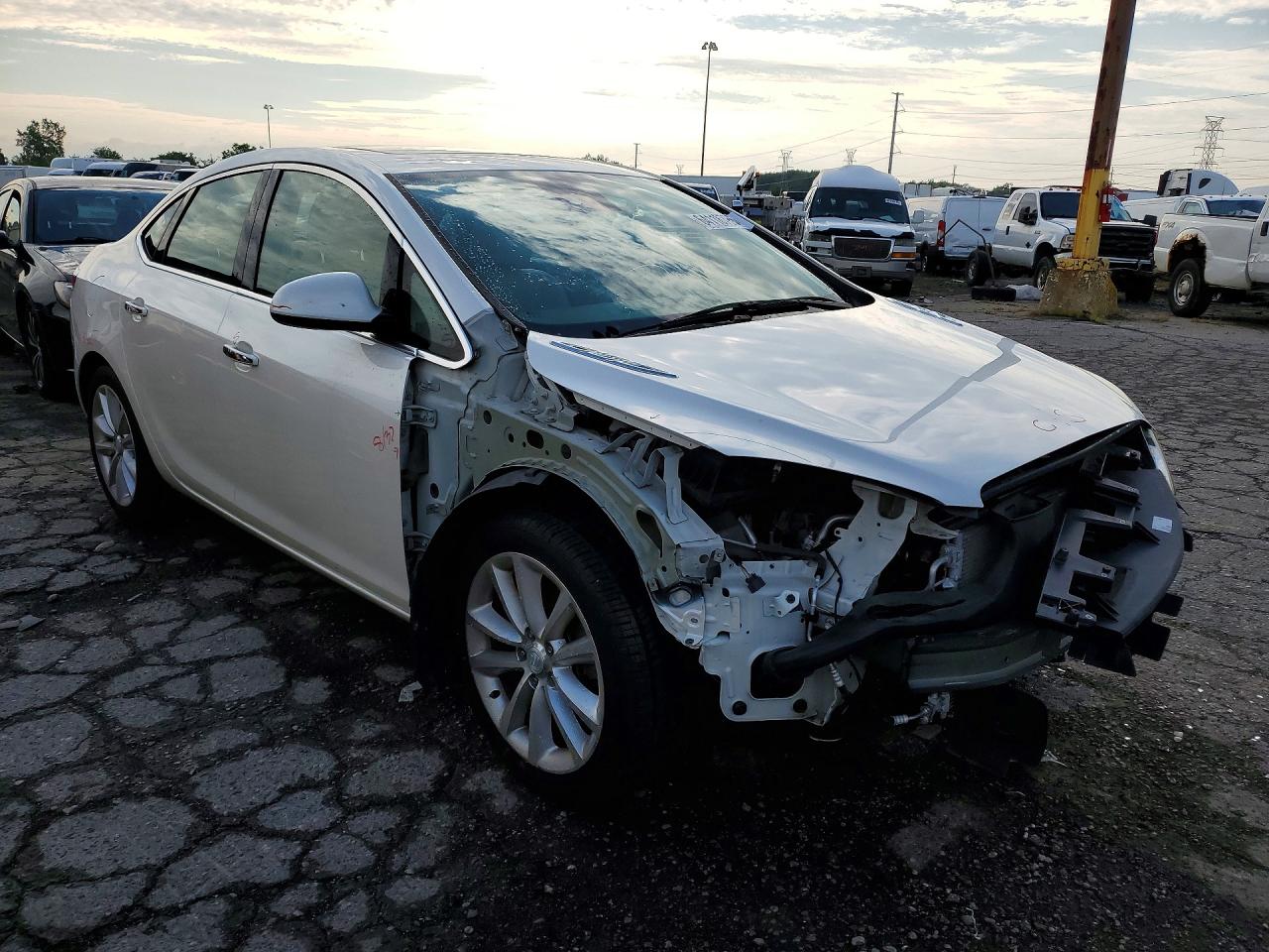 2014 Buick Verano Convenience Белый vin: 1G4PR5SK5E4230564