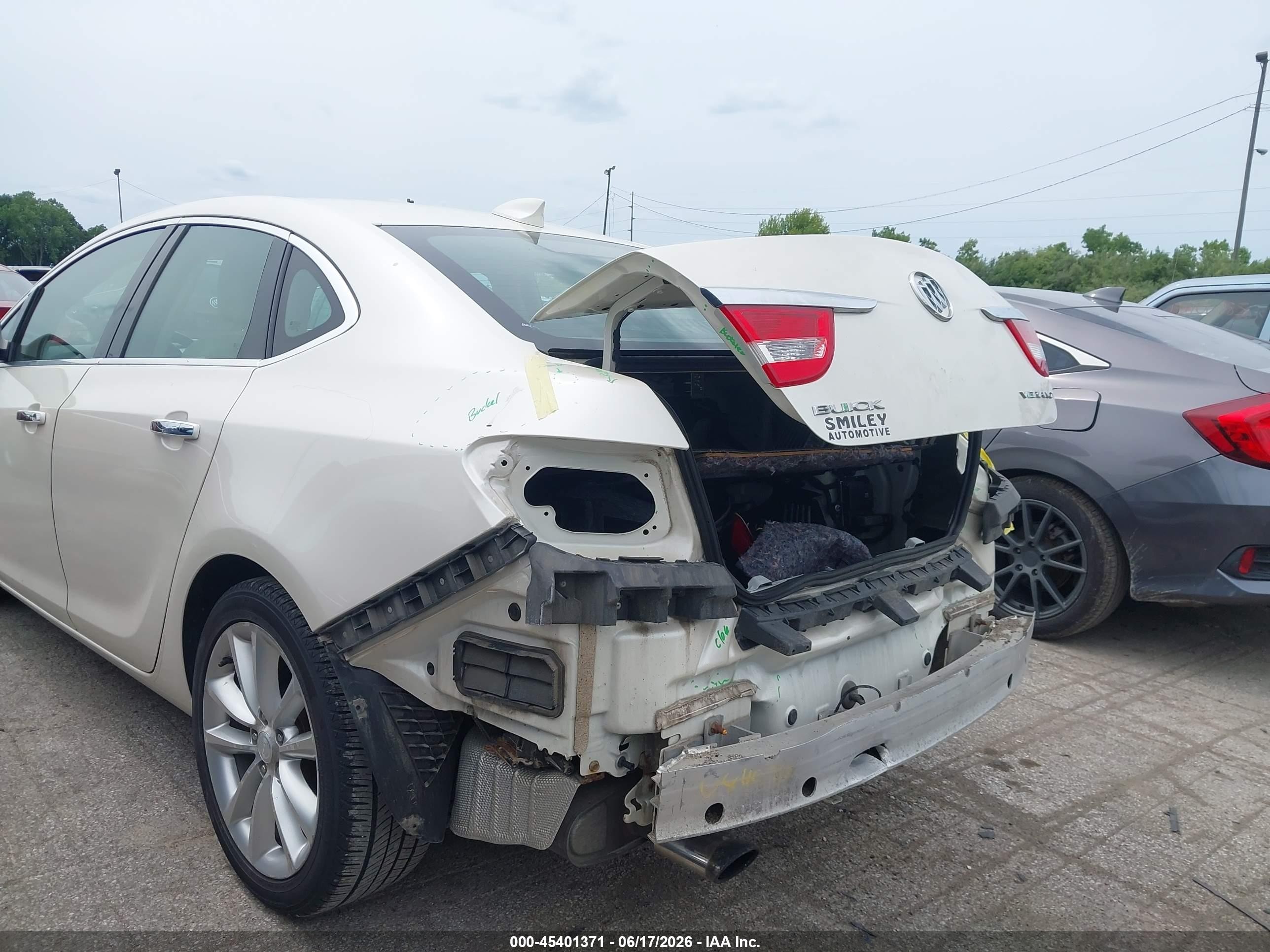 2015 Buick Verano Leather Group White vin: 1G4PS5SK5F4208554