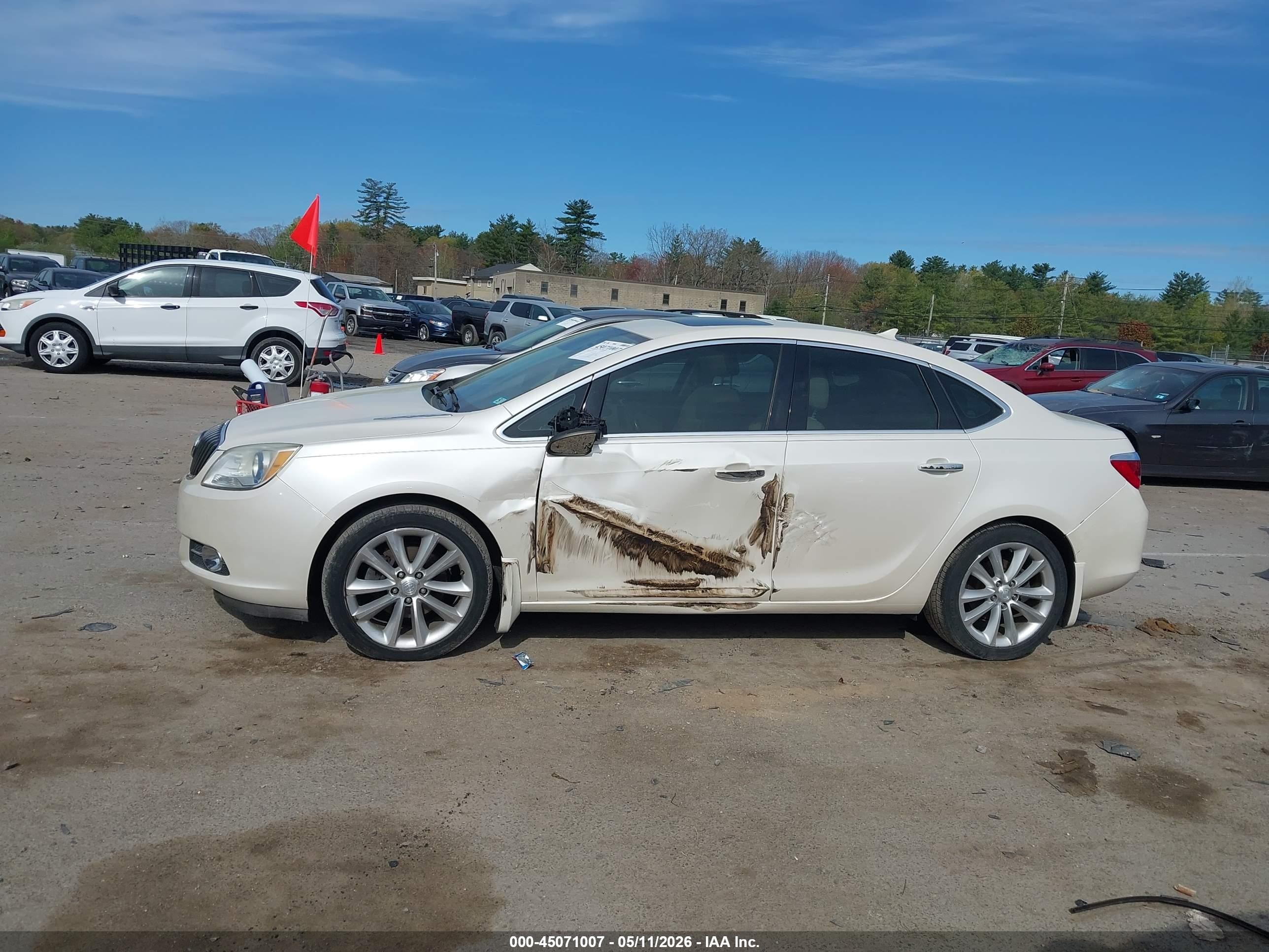 2014 Buick Verano Leather Group Кремовый vin: 1G4PS5SK8E4236282