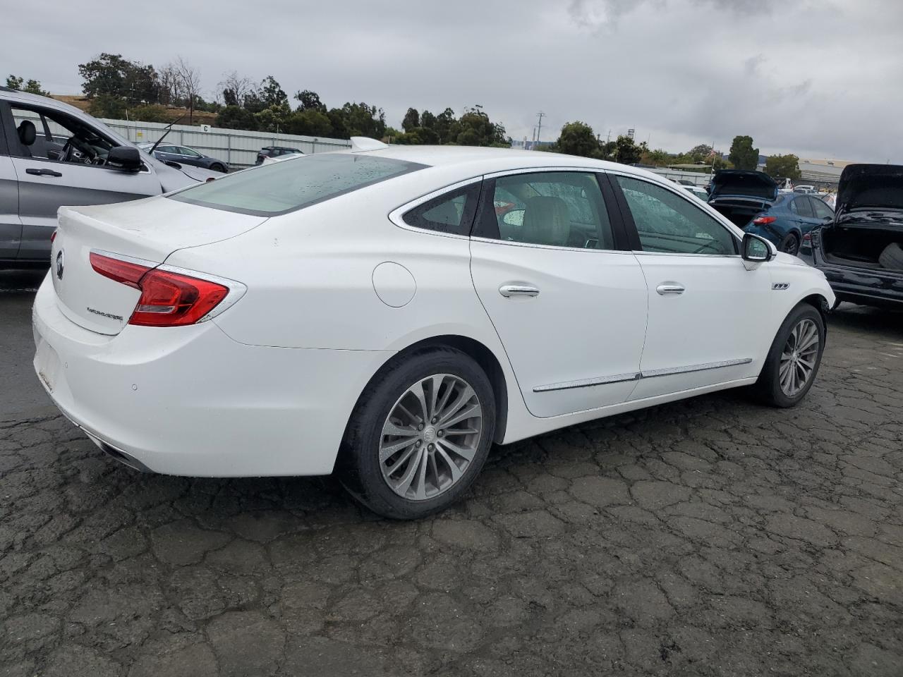 2018 Buick Lacrosse Essence White vin: 1G4ZP5SS1JU137808