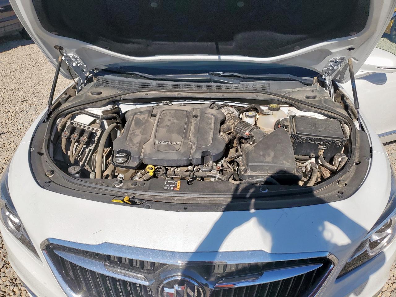 2018 Buick Lacrosse Essence White vin: 1G4ZP5SS2JU106888