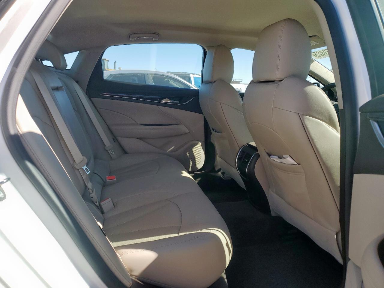 2018 Buick Lacrosse Essence White vin: 1G4ZP5SS2JU106888