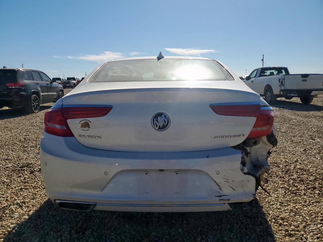 2018 Buick Lacrosse Essence White vin: 1G4ZP5SS2JU106888