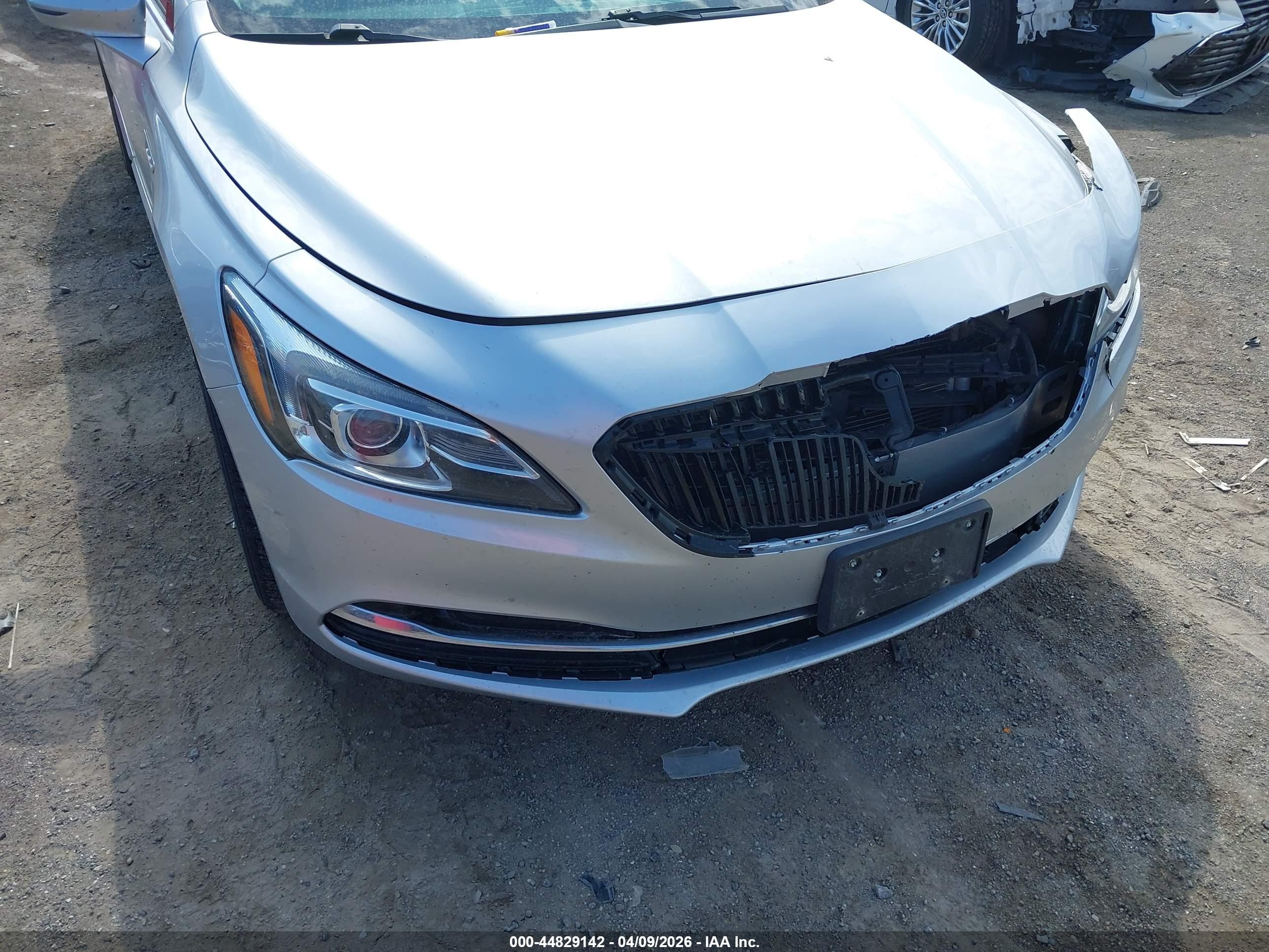 2018 Buick Lacrosse Essence Silver vin: 1G4ZP5SZXJU135603