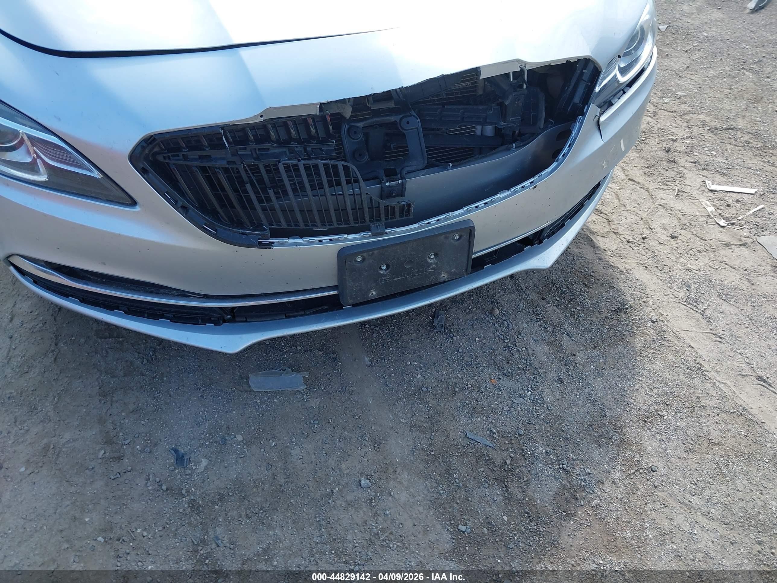 2018 Buick Lacrosse Essence Silver vin: 1G4ZP5SZXJU135603