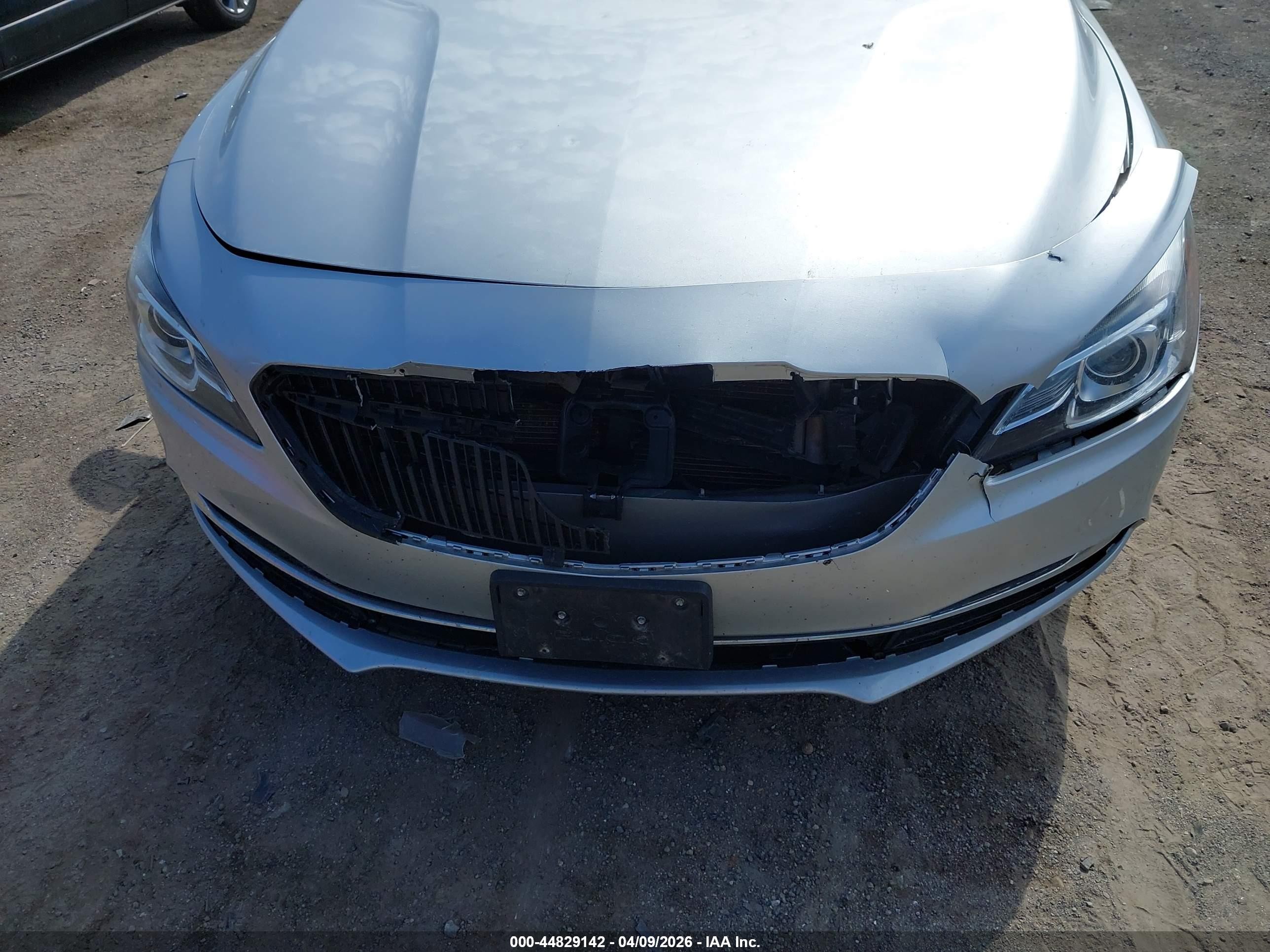 2018 Buick Lacrosse Essence Silver vin: 1G4ZP5SZXJU135603